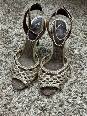JV J Vincent Leather Woven Gold Ankle Strap Heels Peep Toe Womens Sz 9